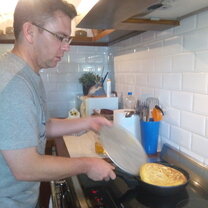 Study and live in the teacher´s home, cooking tortilla de patata Student learning to cook tortilla de patata in Living in the teacher´s home